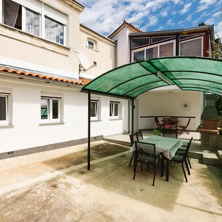 N&t Apartment Pula